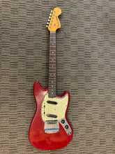 Load image into Gallery viewer, Fender Mustang 1967 Dakota Red w chip case
