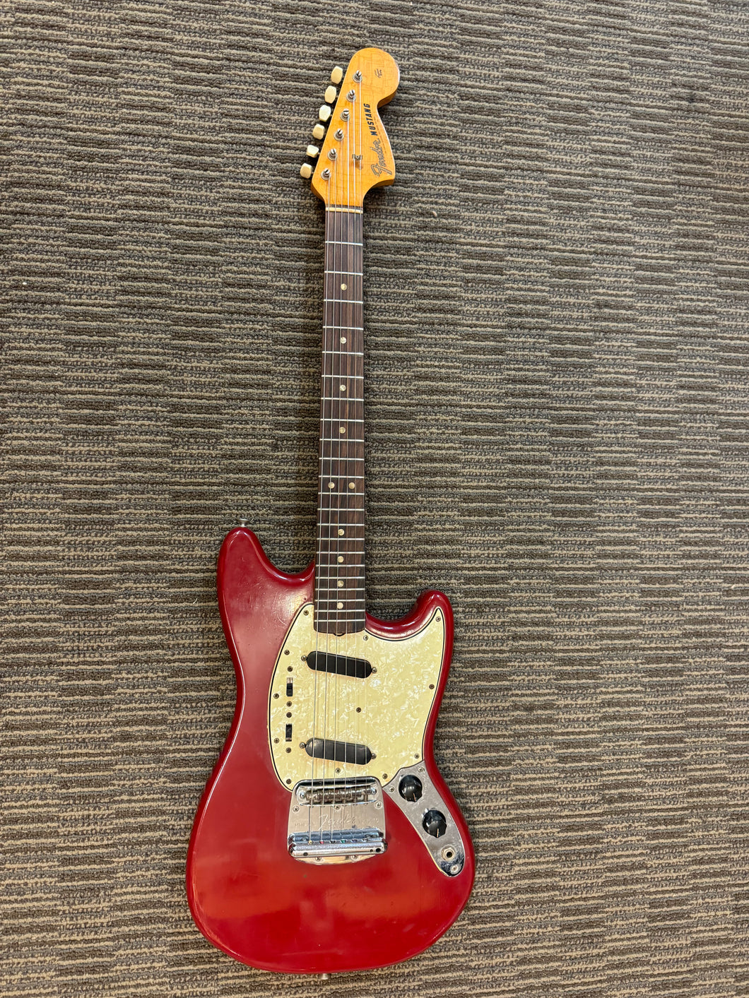 Fender Mustang 1967 Dakota Red w chip case