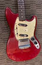 Load image into Gallery viewer, Fender Mustang 1967 Dakota Red w chip case
