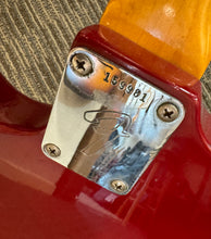 Load image into Gallery viewer, Fender Mustang 1967 Dakota Red w chip case
