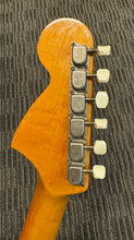 Load image into Gallery viewer, Fender Mustang 1967 Dakota Red w chip case
