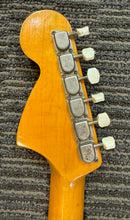 Load image into Gallery viewer, Fender Mustang 1967 Dakota Red w chip case
