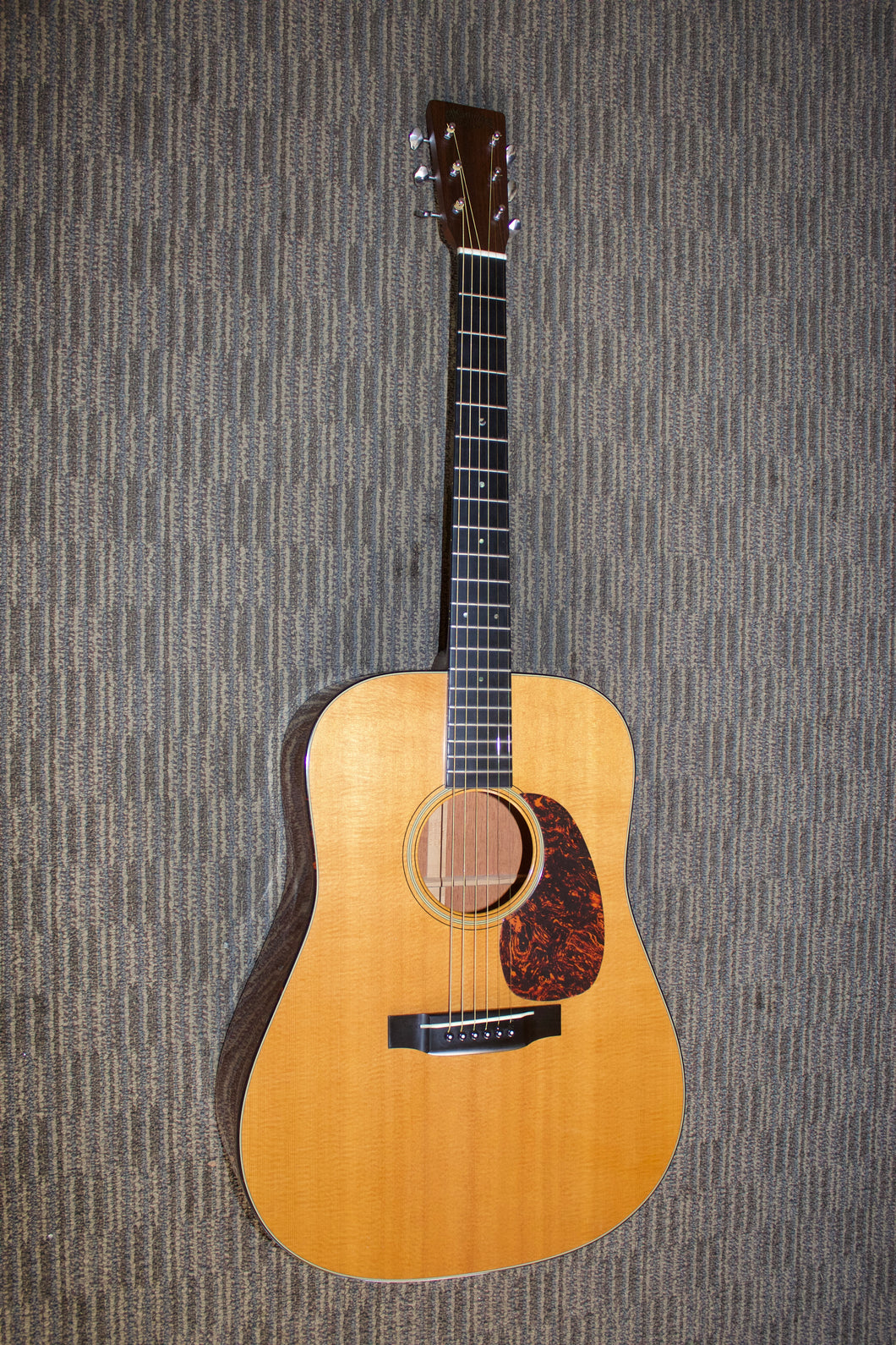 Martin D-18V (2000) Nice!