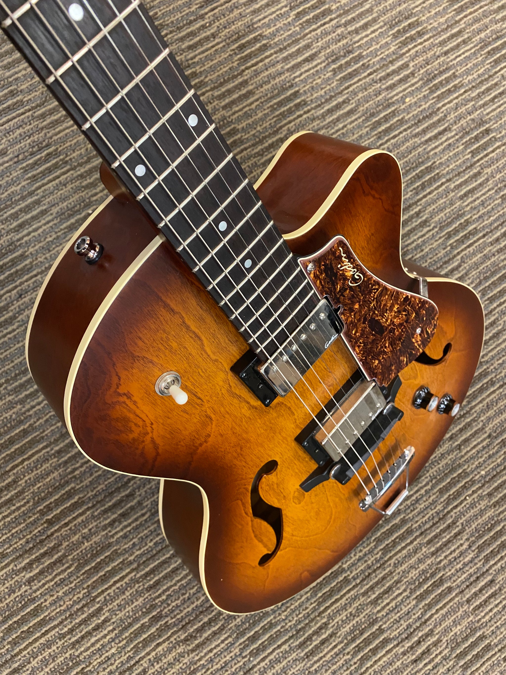 Godin 5th Ave CW King Pin II HB (Mint!) – Jakes Main Street